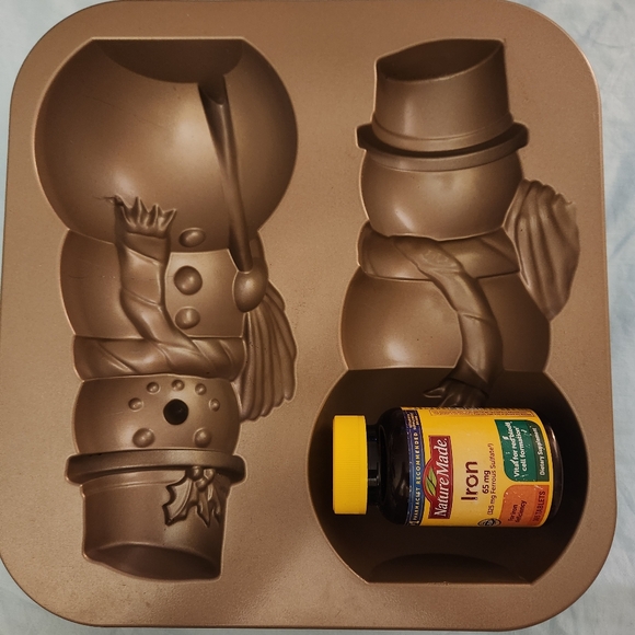 Nordic Ware USA Snowman Cake Pan, 10 cups/2.6 liter - Picture 4 of 7